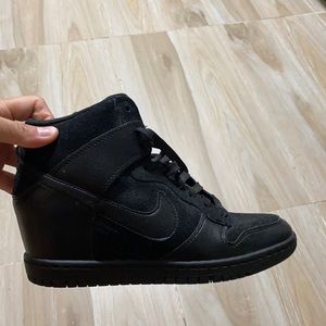 Nike wedge all black